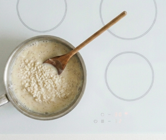 Arroz con leche colombiano, cremoso, goloso y con ese punto de canela que pide otra cucharada