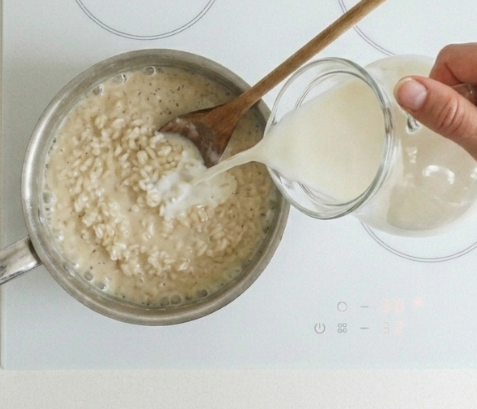 Arroz con leche colombiano, cremoso, goloso y con ese punto de canela que pide otra cucharada