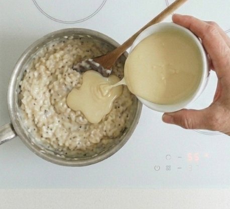 Arroz con leche colombiano, cremoso, goloso y con ese punto de canela que pide otra cucharada