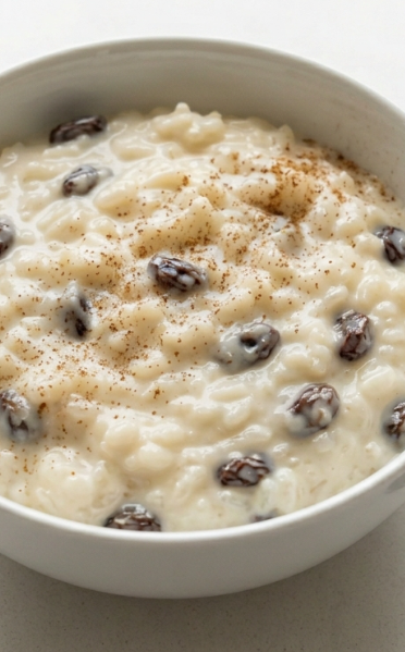Arroz con leche colombiano, cremoso, goloso y con ese punto de canela que pide otra cucharada