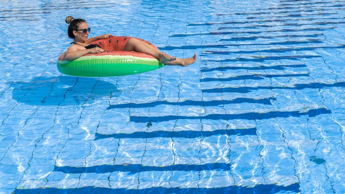¿Puedes bañarte después de comer? El mito del verano explicado