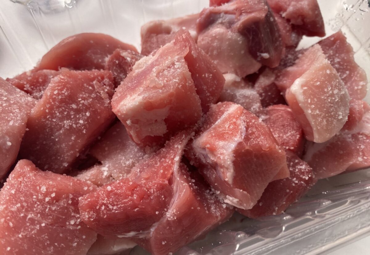 Carnitas mexicanas caseras. Receta tradicional de cerdo crujiente y jugoso