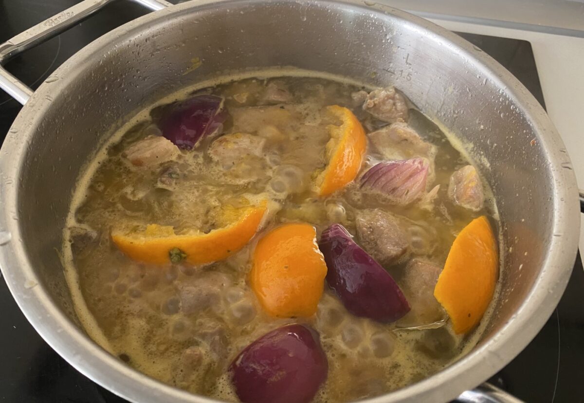 Carnitas mexicanas caseras. Receta tradicional de cerdo crujiente y jugoso