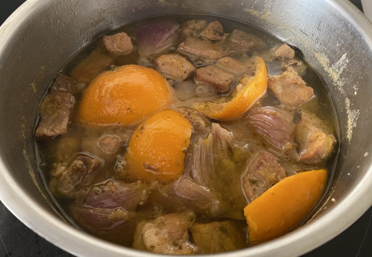 Carnitas mexicanas caseras. Receta tradicional de cerdo crujiente y jugoso