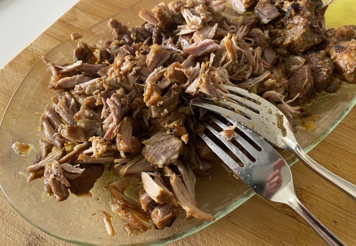 Carnitas mexicanas caseras. Receta tradicional de cerdo crujiente y jugoso