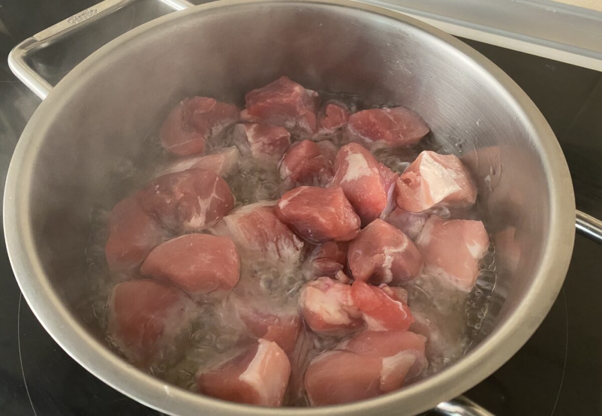 Carnitas mexicanas caseras. Receta tradicional de cerdo crujiente y jugoso