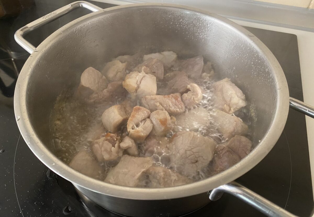 Carnitas mexicanas caseras. Receta tradicional de cerdo crujiente y jugoso