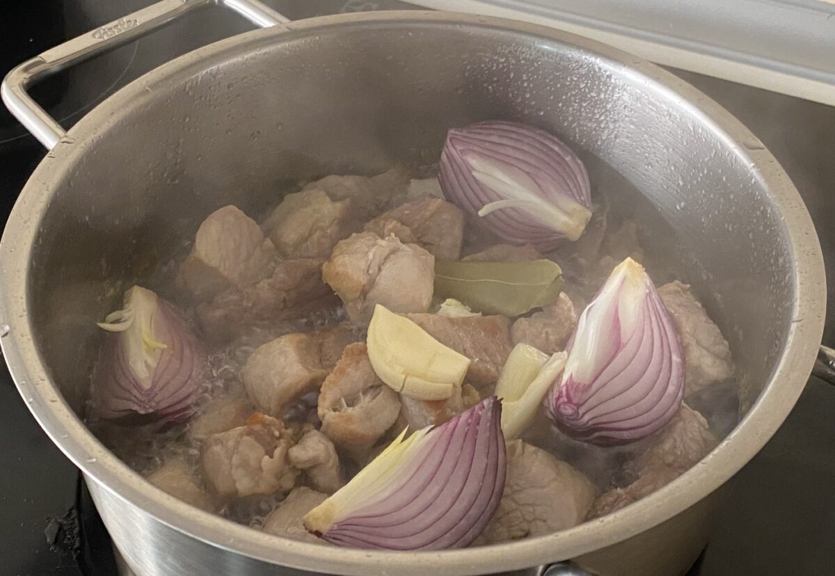Carnitas mexicanas caseras. Receta tradicional de cerdo crujiente y jugoso