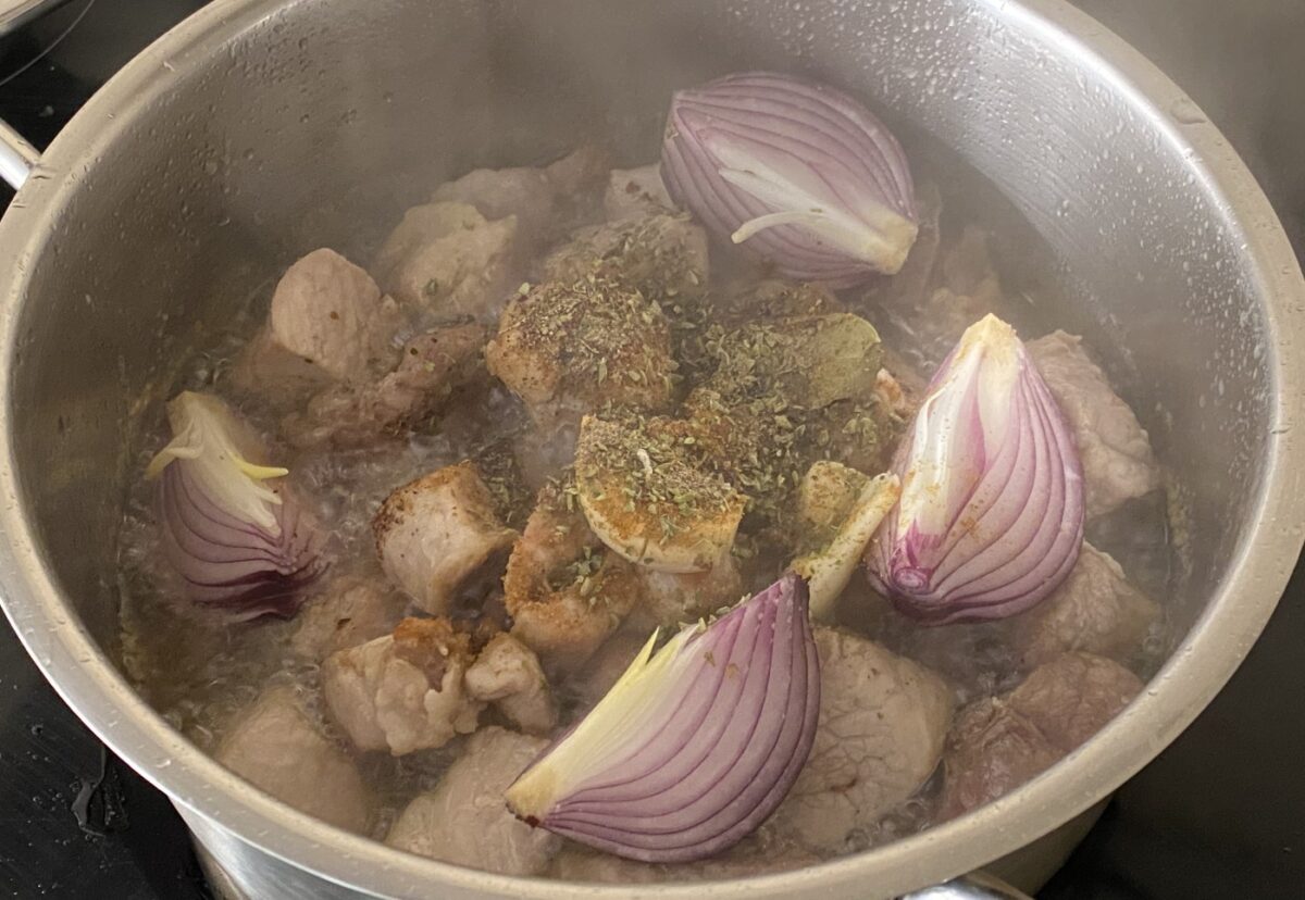 Carnitas mexicanas caseras. Receta tradicional de cerdo crujiente y jugoso
