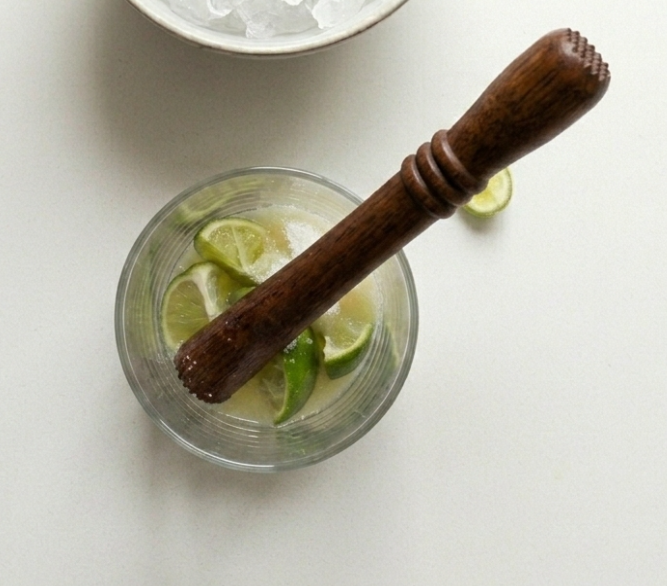 Caipiríssima casera con ron, lima y hielo, el cóctel corto que se bebe demasiado fácil