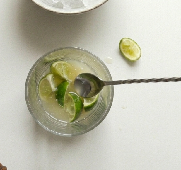 Caipiríssima casera con ron, lima y hielo, el cóctel corto que se bebe demasiado fácil