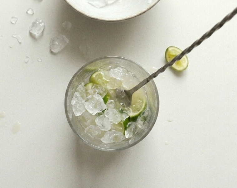 Caipiríssima casera con ron, lima y hielo, el cóctel corto que se bebe demasiado fácil