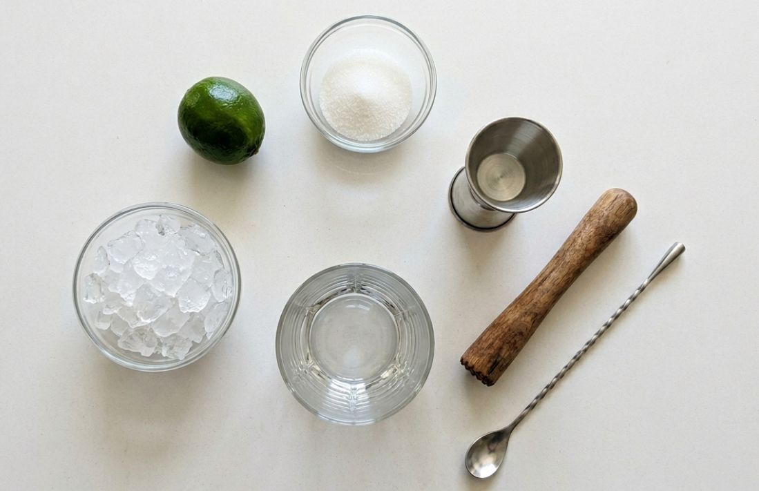 Caipiríssima casera con ron, lima y hielo, el cóctel corto que se bebe demasiado fácil
