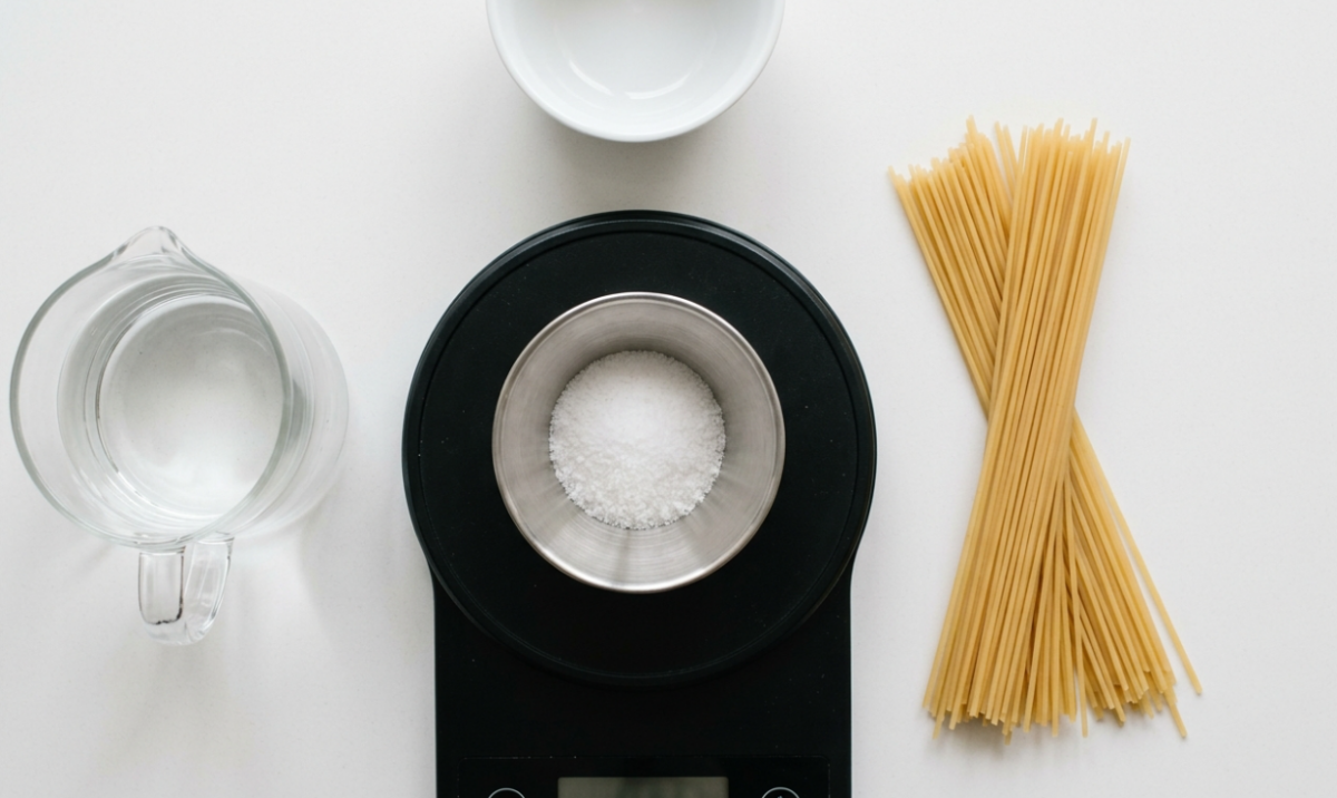 Cuánta sal debes echar realmente al agua para cocer pasta