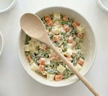 Ensalada rusa peruana: receta casera con betarraga, papa y mayonesa