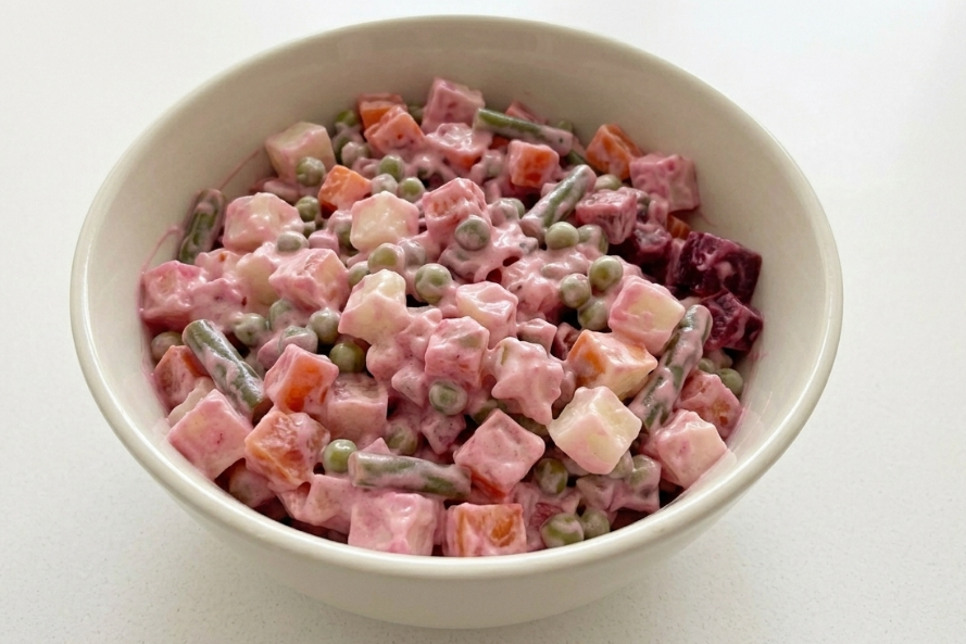 Ensalada rusa peruana: receta casera con betarraga, papa y mayonesa