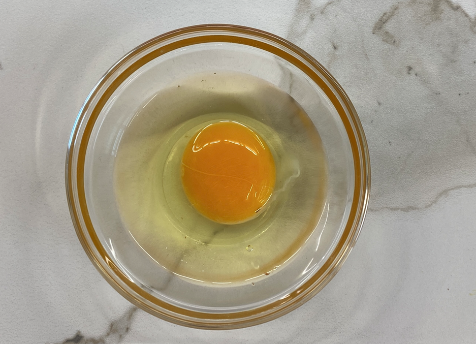 Cómo hacer un huevo frito perfecto: trucos fáciles para que la clara quede crujiente y la yema en su punto