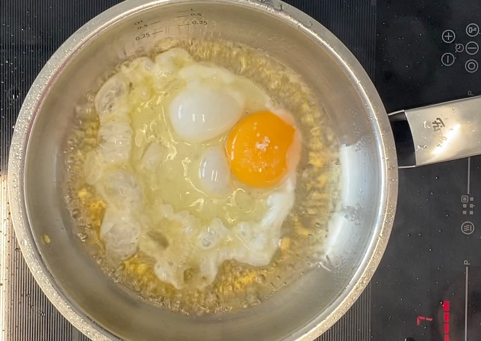 Cómo hacer un huevo frito perfecto: trucos fáciles para que la clara quede crujiente y la yema en su punto