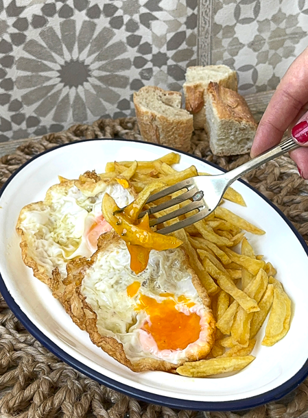 Cómo hacer un huevo frito perfecto: trucos fáciles para que la clara quede crujiente y la yema en su punto