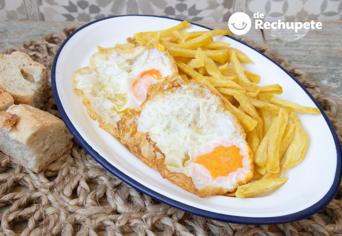 Huevos fritos con puntilla. Receta con trucos para que la clara quede crujiente y la yema en su punto