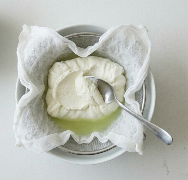 Labneh casero, cremoso, fresco y con ese punto adictivo que pide pan