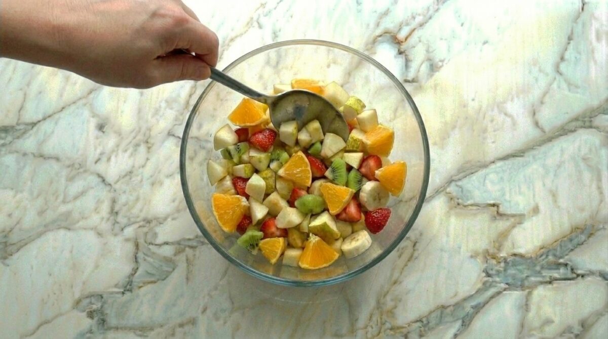 Macedonia de fruta casera. Receta fácil, fresca y perfecta para cualquier momento