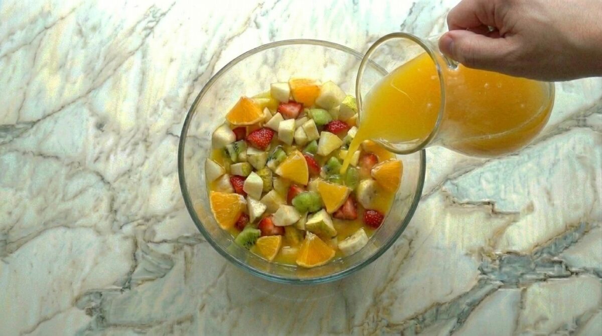 Macedonia de fruta casera. Receta fácil, fresca y perfecta para cualquier momento