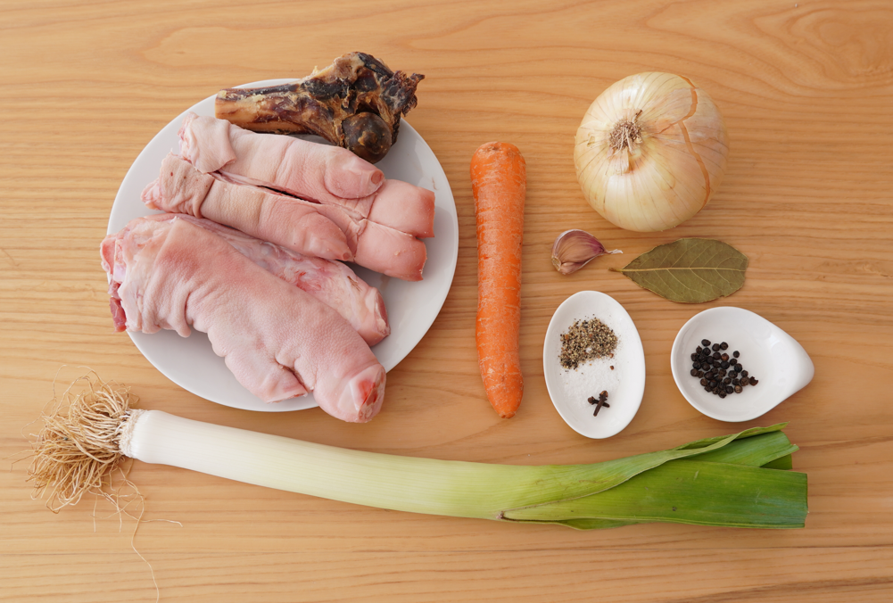 Manitas de cerdo deshuesadas con salsa de vino tinto y manzana asada: receta paso a paso