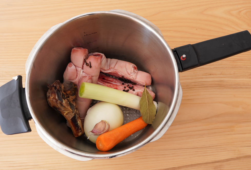 Manitas de cerdo deshuesadas con salsa de vino tinto y manzana asada: receta paso a paso