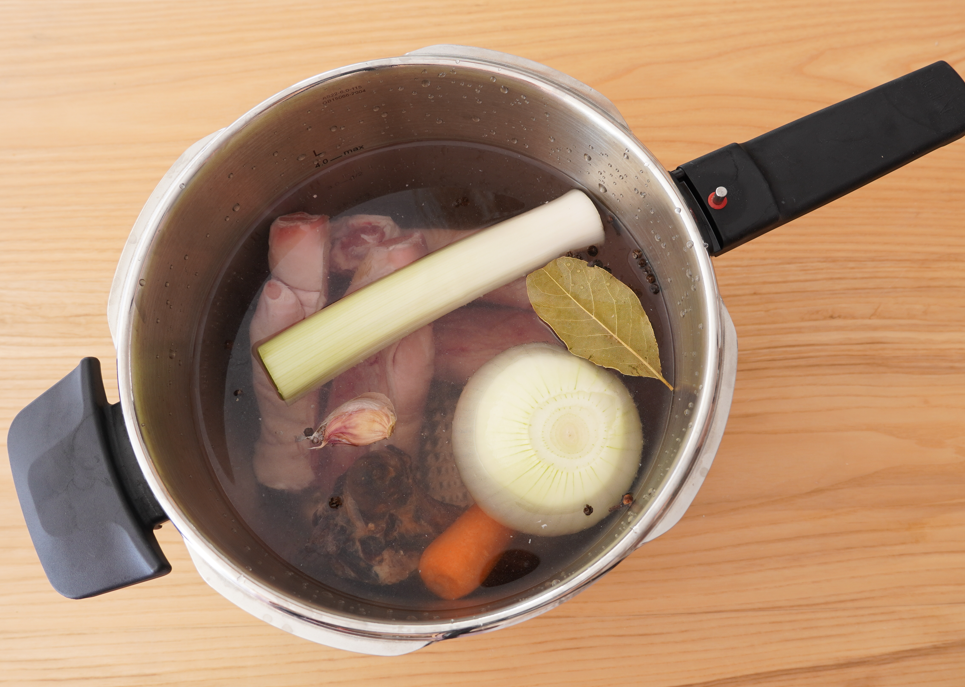 Manitas de cerdo deshuesadas con salsa de vino tinto y manzana asada: receta paso a paso