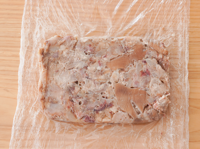 Manitas de cerdo deshuesadas con salsa de vino tinto y manzana asada: receta paso a paso