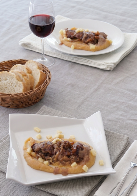Manitas de cerdo deshuesadas con salsa de vino tinto y manzana asada: receta paso a paso