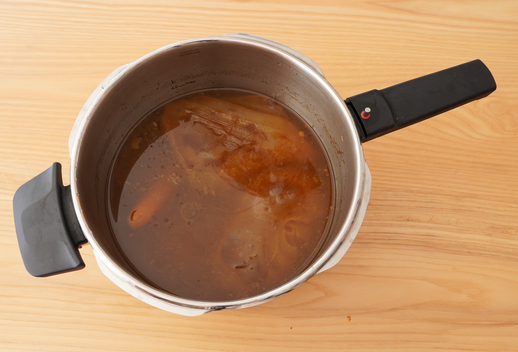 Manitas de cerdo deshuesadas con salsa de vino tinto y manzana asada: receta paso a paso