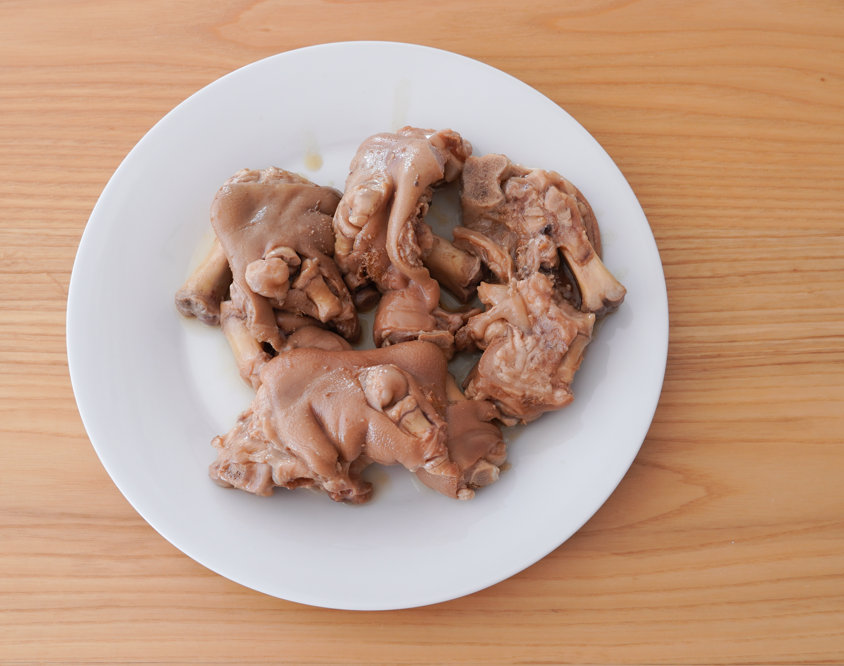 Manitas de cerdo deshuesadas con salsa de vino tinto y manzana asada: receta paso a paso