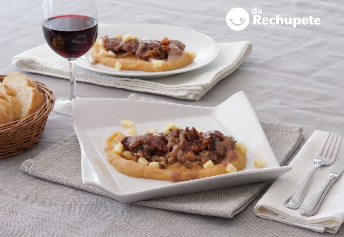 Manitas de cerdo deshuesadas con salsa de vino tinto y manzana asada: receta paso a paso