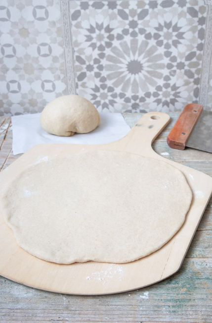 Cómo hacer masa pizza fina casera con borde tostado y base firme