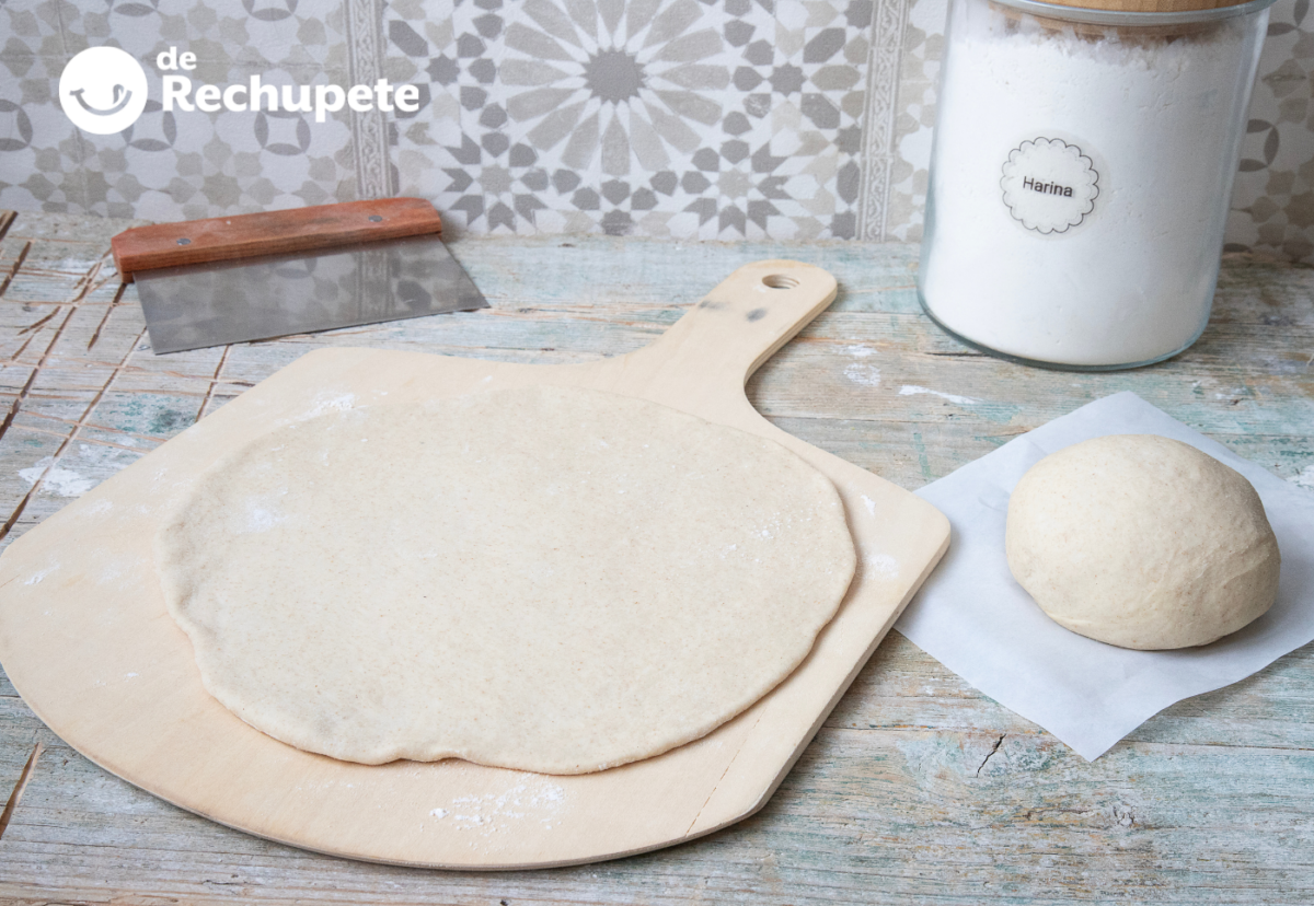 Cómo hacer masa de pizza fina casera con borde tostado y base firme