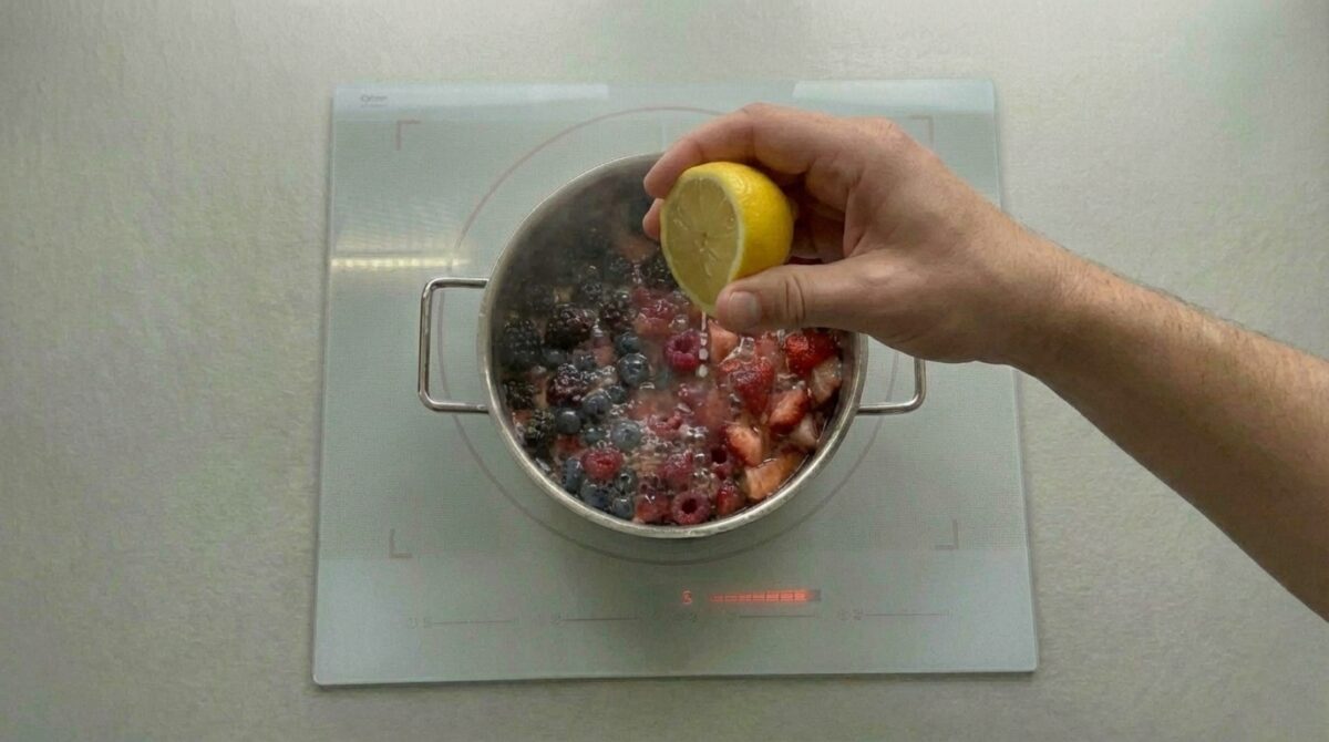 Mermelada de frutas del bosque casera. Receta fácil, aromática y perfecta para todo