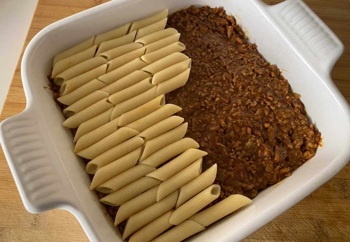 Pastitsio griego. Receta tradicional paso a paso de pasta al horno con carne y bechamel