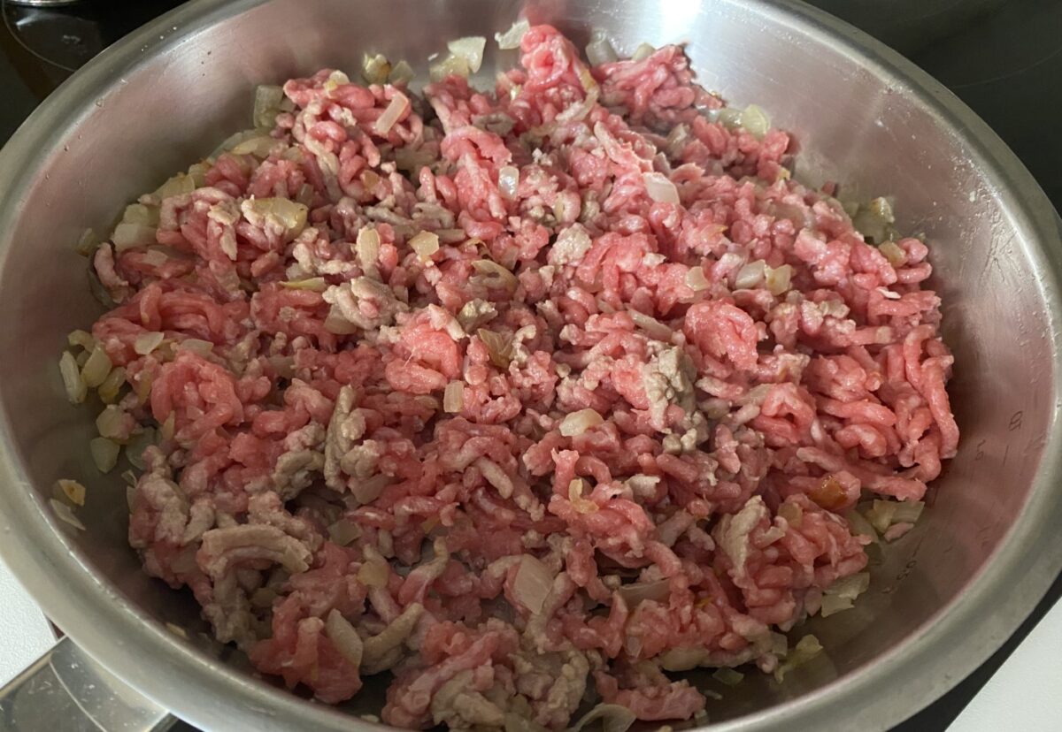 Pastitsio griego. Receta tradicional paso a paso de pasta al horno con carne y bechamel