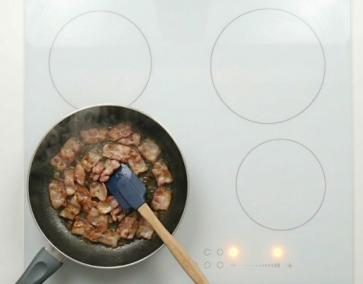 Pizza carbonara cremosa, una receta casera para los días de antojo serio