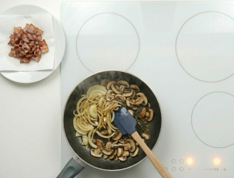Pizza carbonara cremosa, una receta casera para los días de antojo serio
