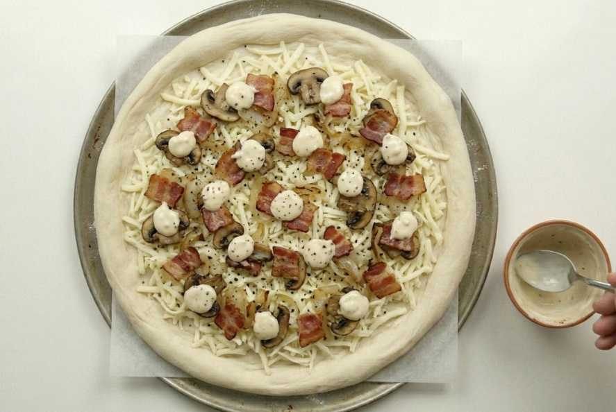Pizza carbonara cremosa, una receta casera para los días de antojo serio