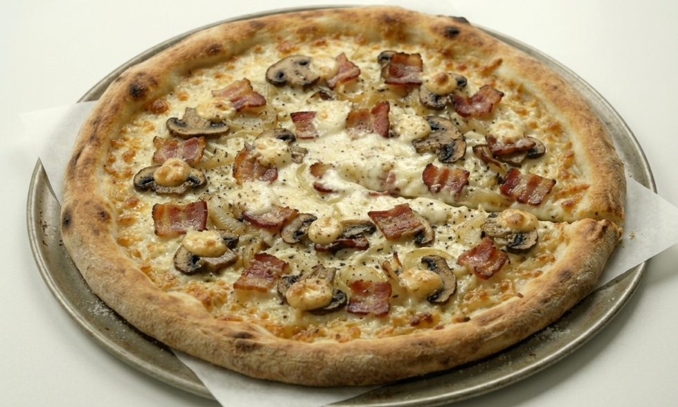 Pizza carbonara cremosa, una receta casera para los días de antojo serio