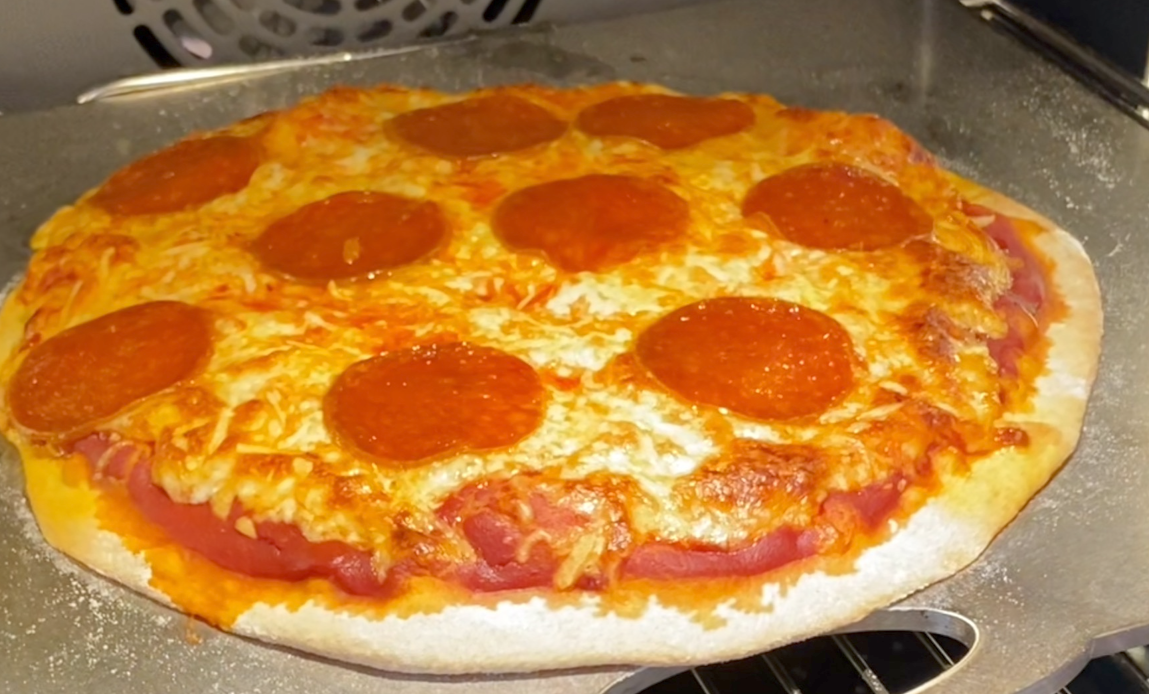 Pizza pepperoni con masa fina. La de toda la vida