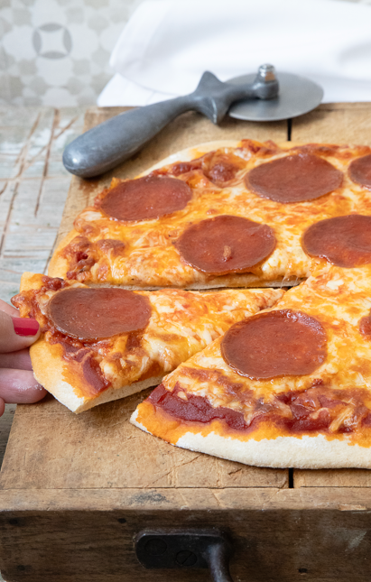 Pizza pepperoni con masa fina. La de toda la vida