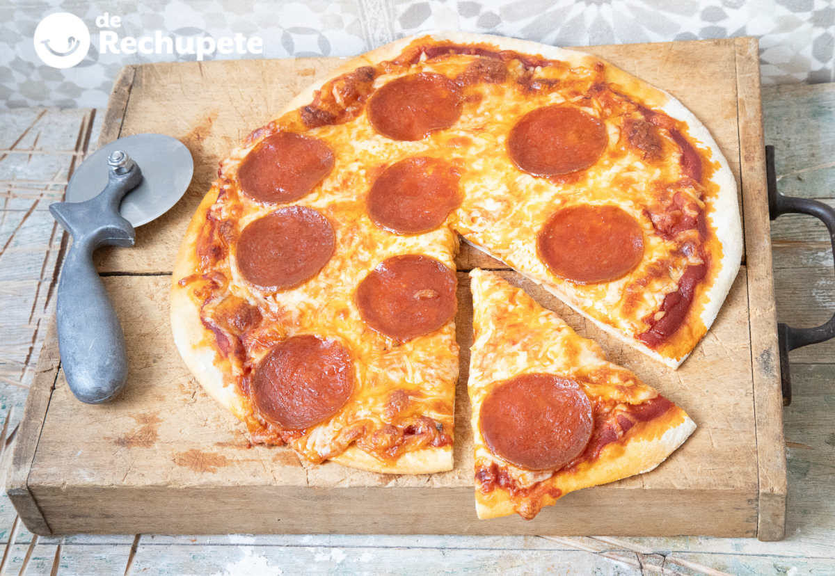 Pizza pepperoni con masa fina. La de toda la vida