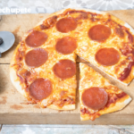 Pizza pepperoni con masa fina. La de toda la vida