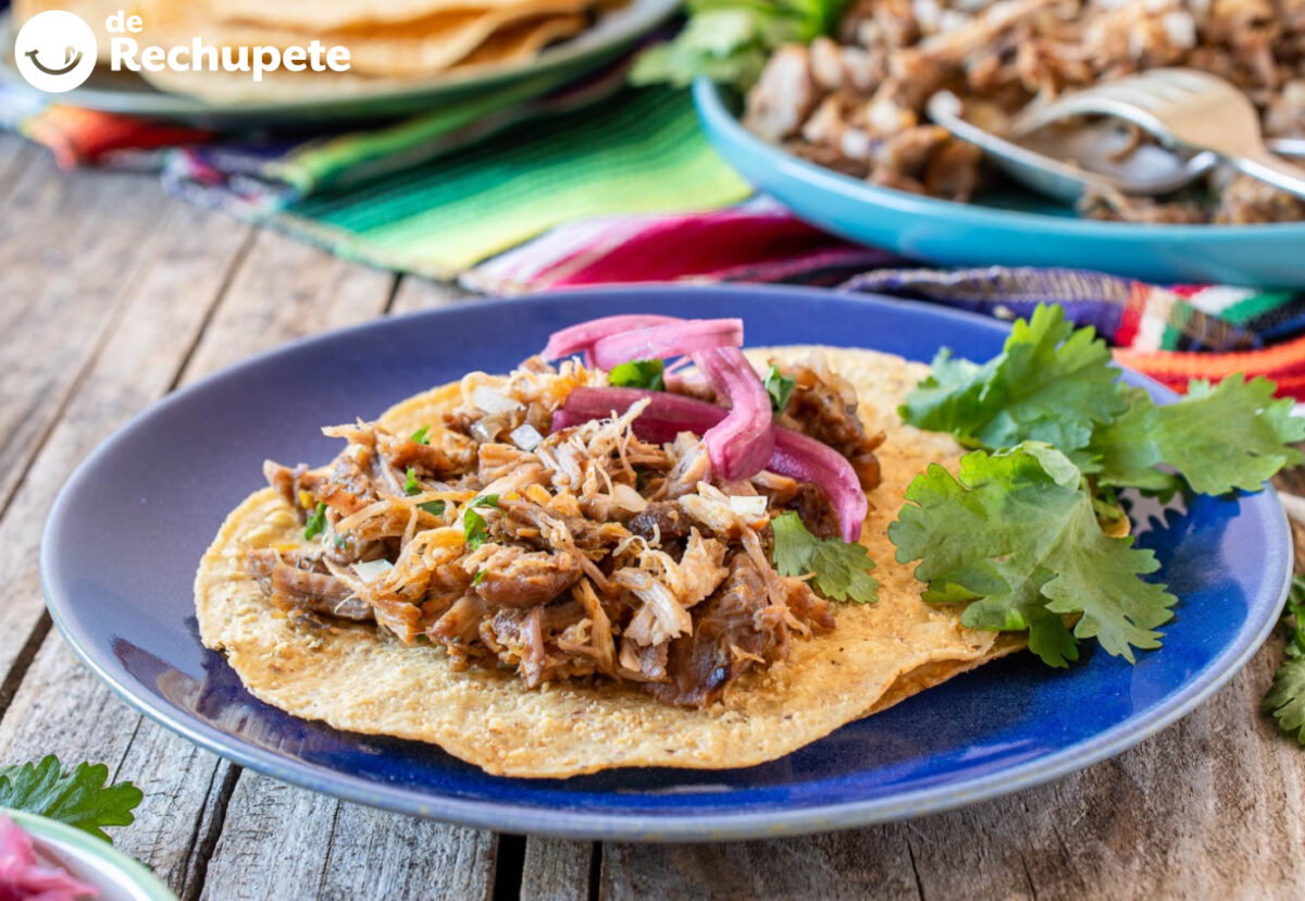 Carnitas mexicanas caseras. Receta tradicional de cerdo crujiente y jugoso