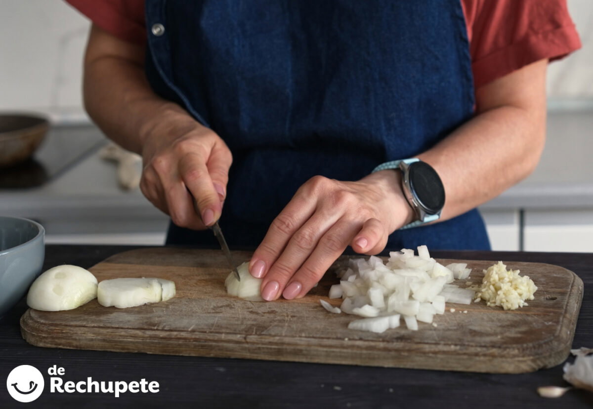 Trucos para suavizar el sabor y el olor de la cebolla: cómo disfrutarla sin que repita